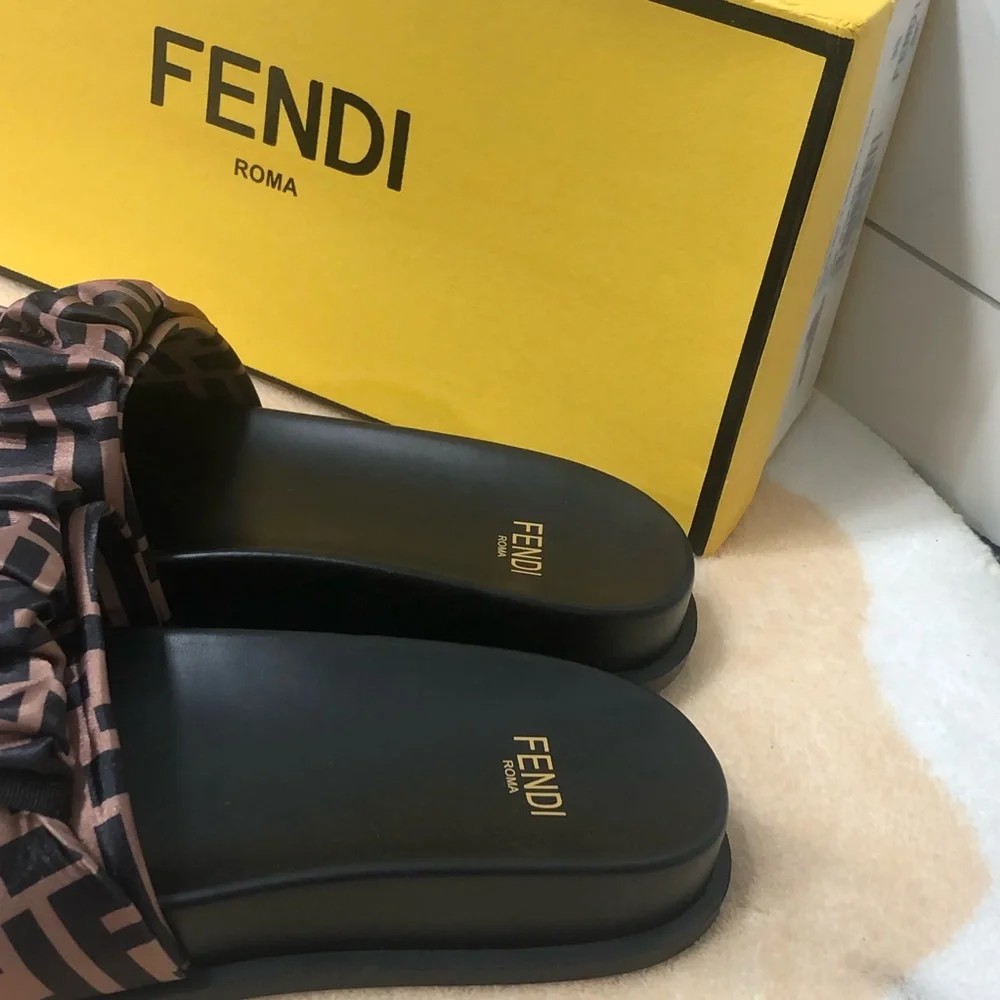 Fendi Women's Black and Brown Slide Sandals - Picture 3 of 4